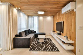 Seaview flat with pool & street parking